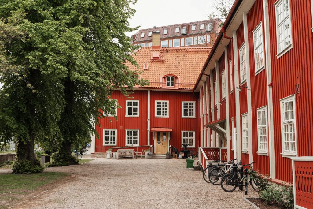 Mariagården i Göteborg, en faluröd träbyggnad med vitmålade fönster, varsamt renoverad av Restorio.